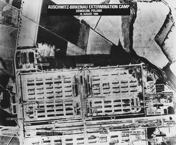 奧斯威辛－比克瑙集中營高空照，攝於1944年8月25日，二號火葬場及毒氣室位於圖片右下角。