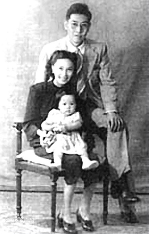 戴望舒與第二任太太楊靜及女兒詠絮，攝於1944年。