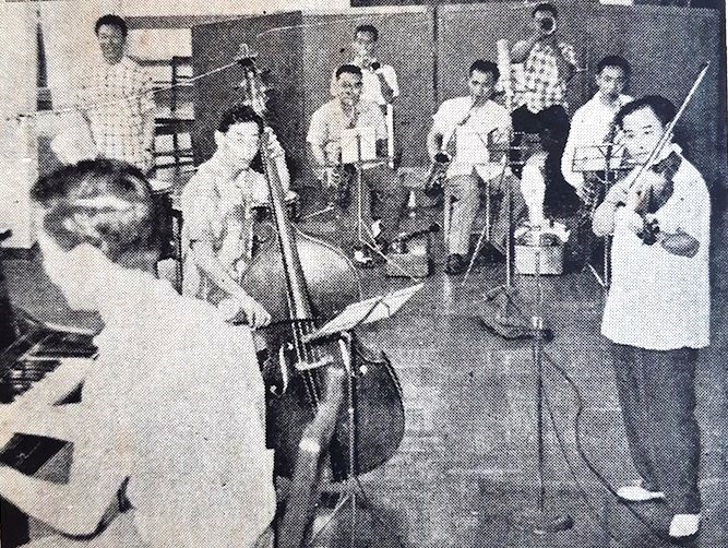 1958年《錦上添花》唱片上，有顧嘉煇與樂隊錄音的合照。他彈琴，後排左一打鼓的是花顯文。（鄭偉滔先生提供）