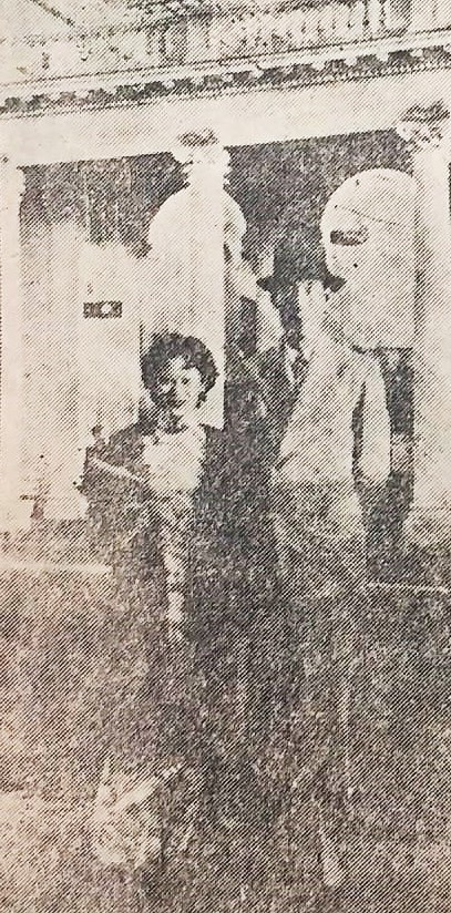 任護花夫婦攝於荷里活美高梅影片公司門外。撮自1937年12月19日《伶星》畫報。